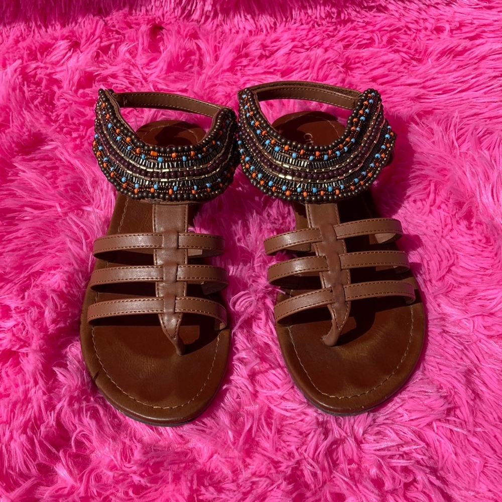 Earth tone beaded thong caged sling back sandals in light brown size 8